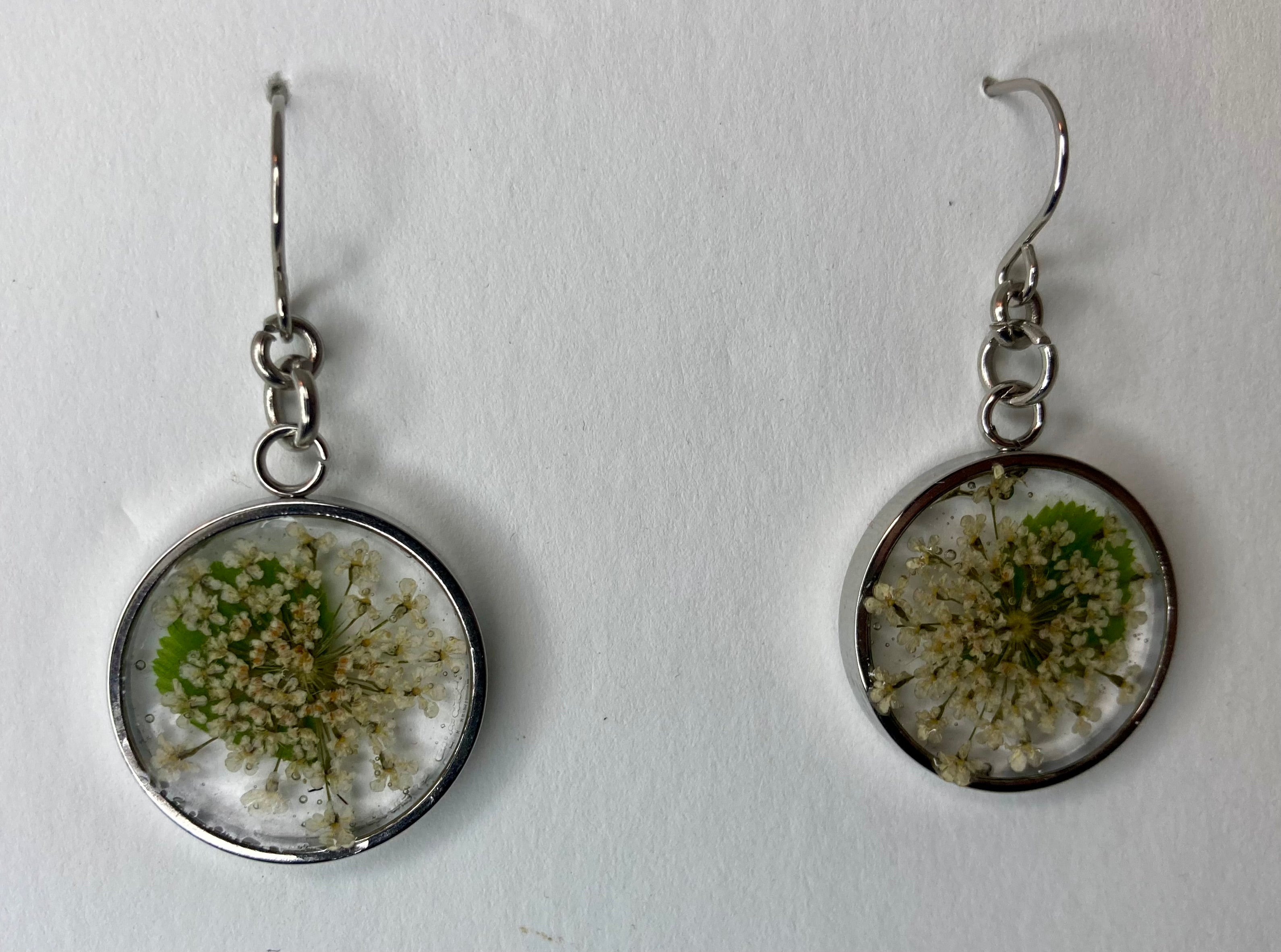 Dried flowers in resin jewelry