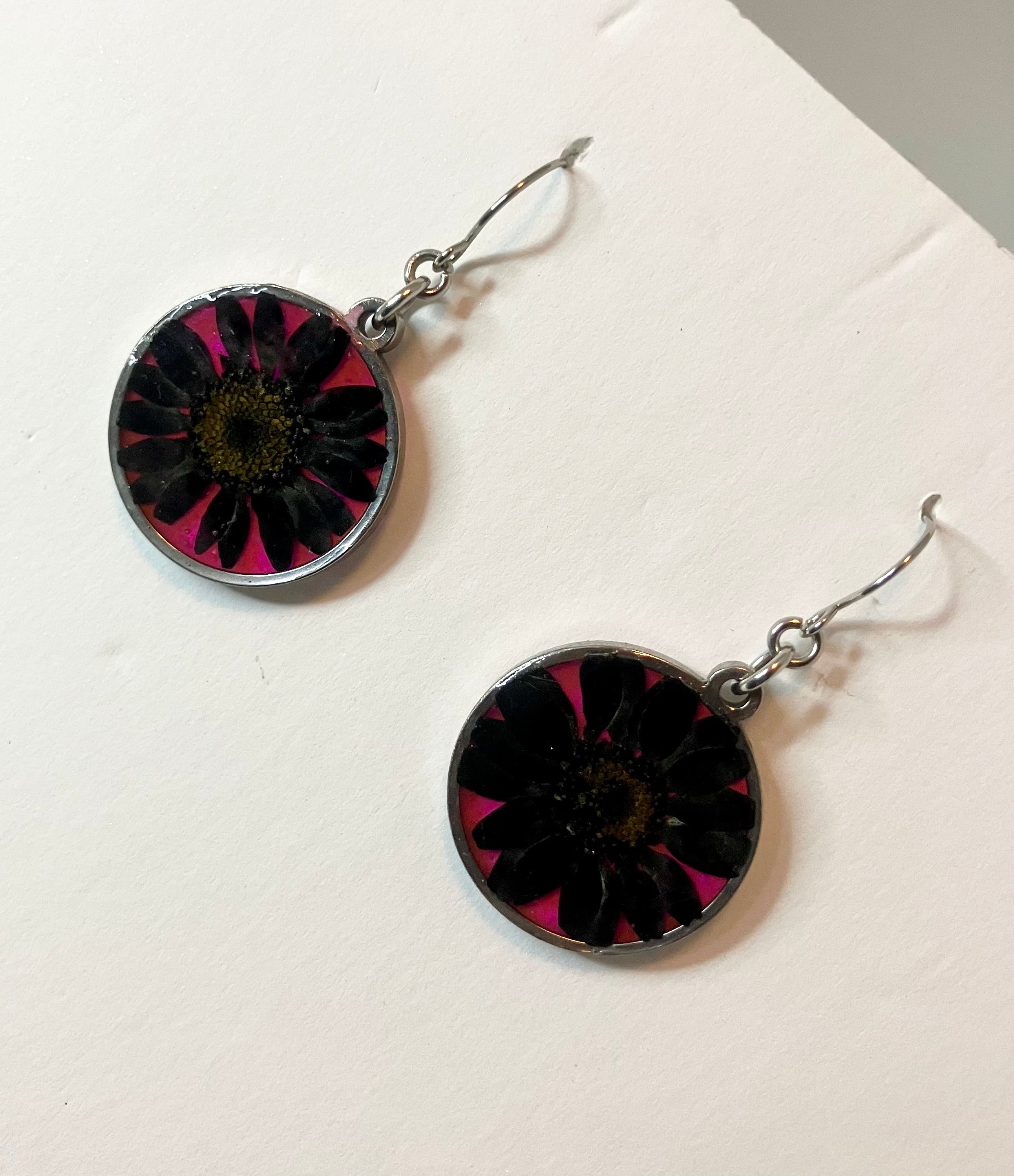 Dried flowers in resin jewelry