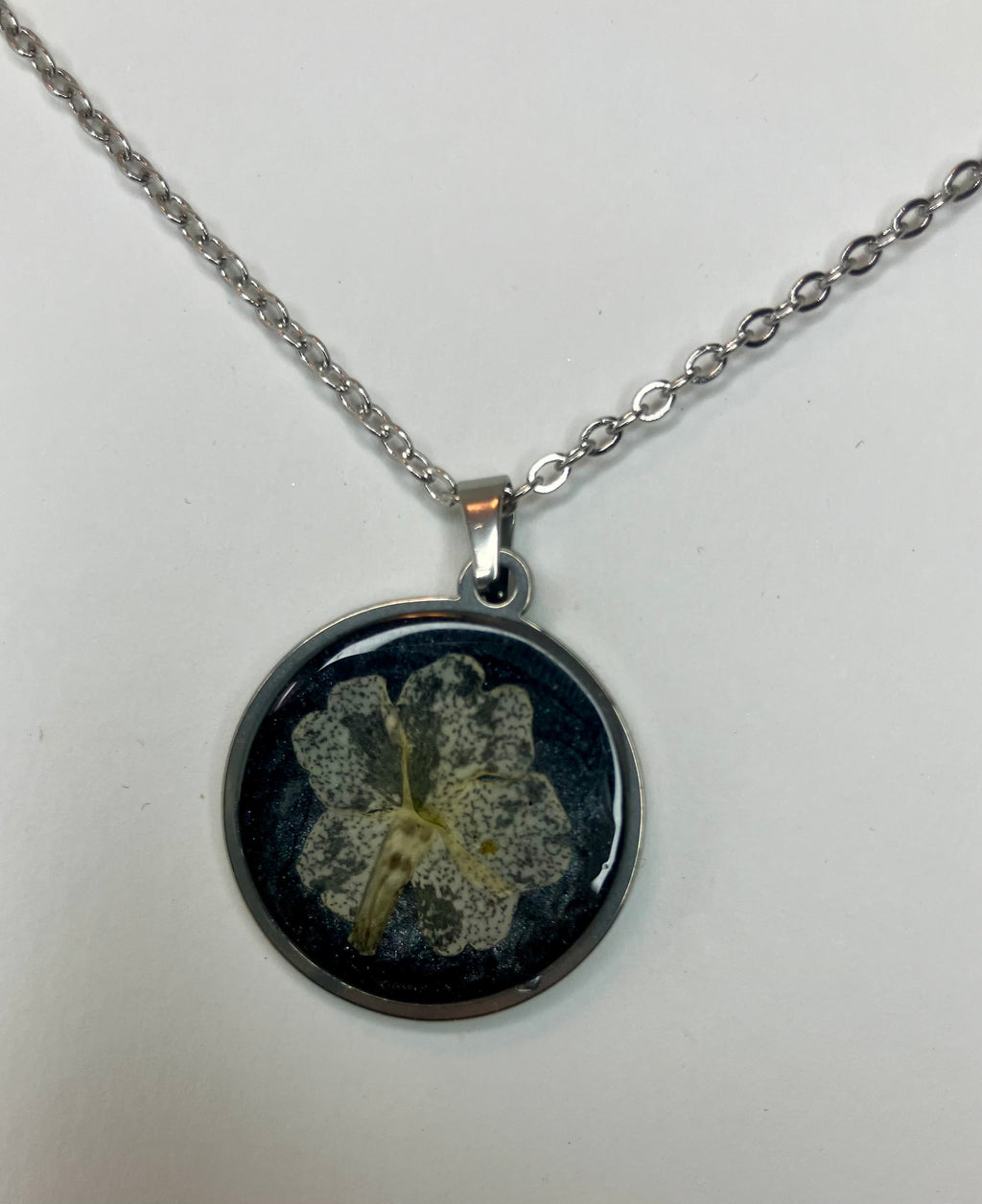 Dried flowers in resin jewelry