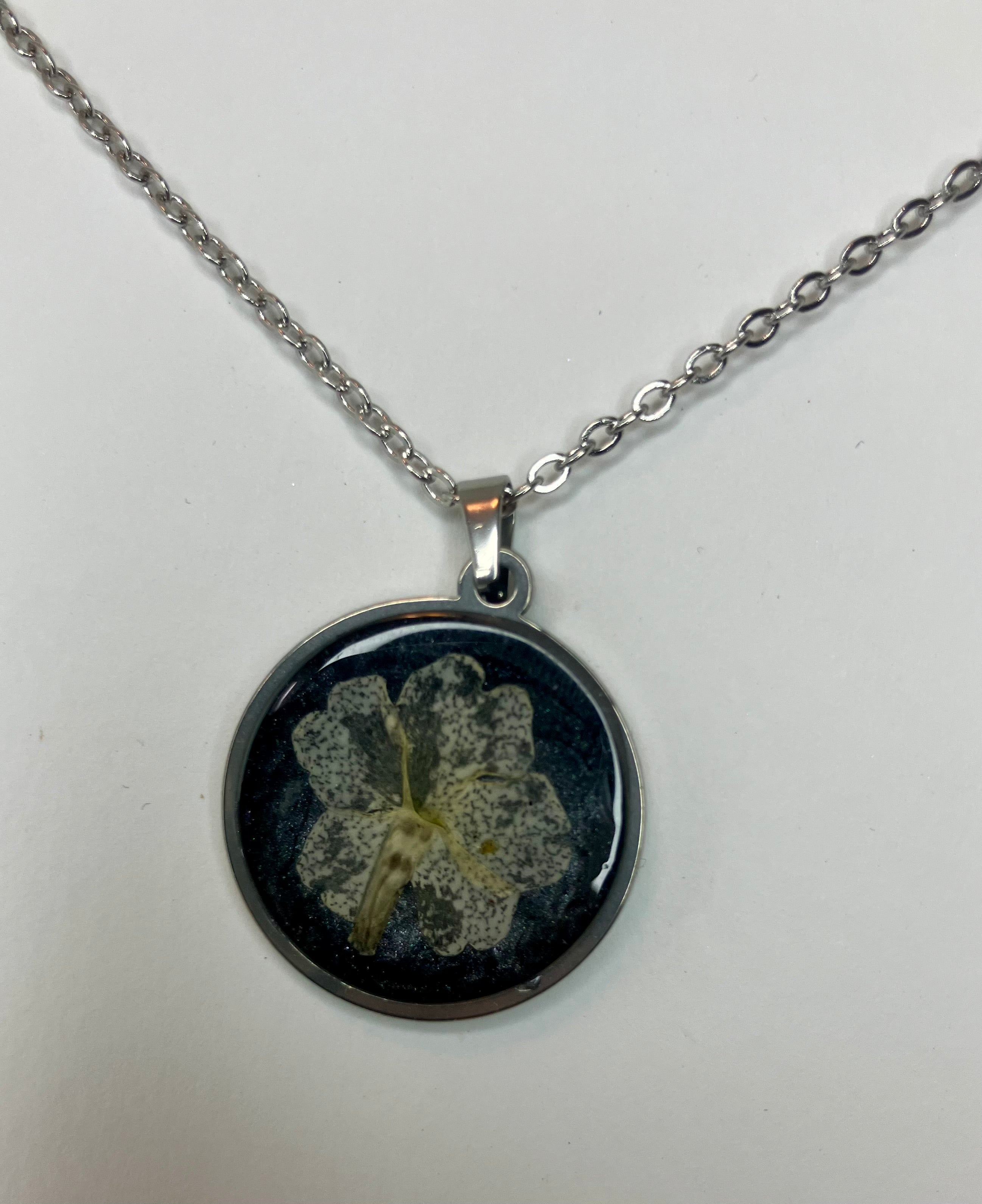 Dried flowers in resin jewelry