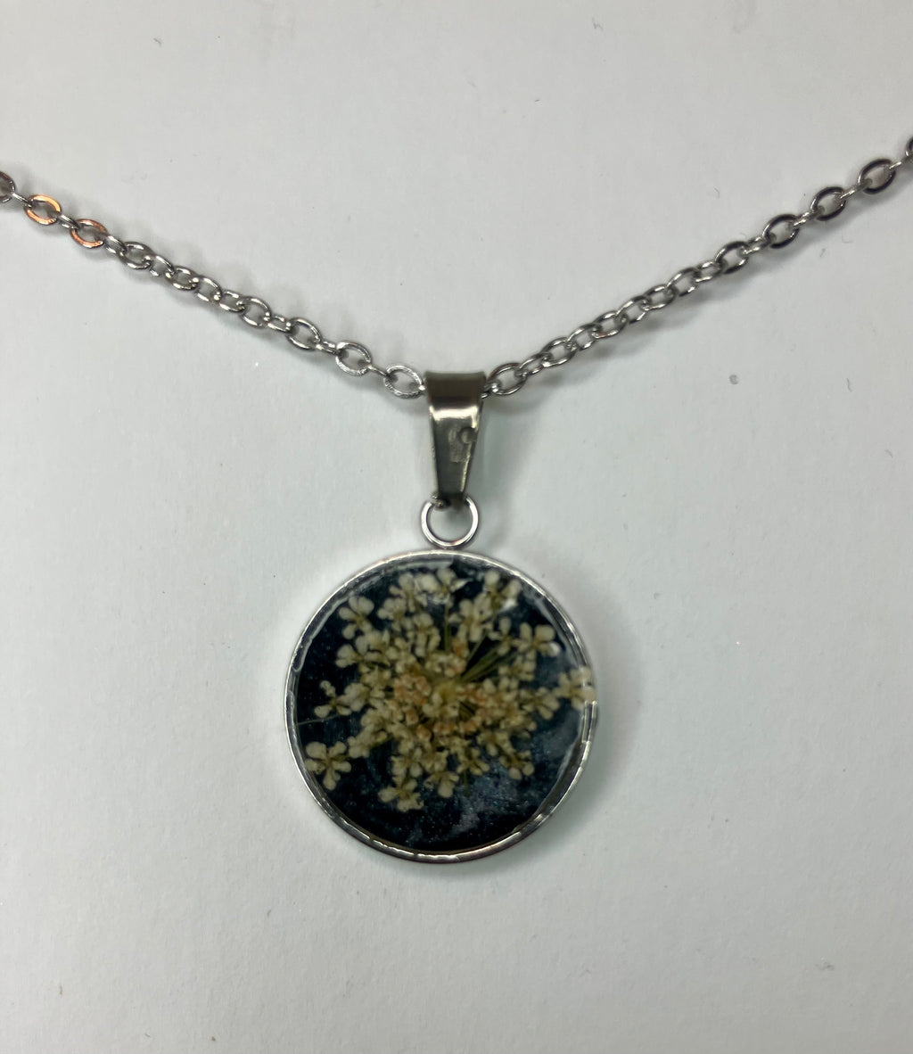 Dried flowers in resin jewelry