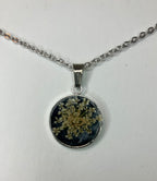 Dried flowers in resin jewelry