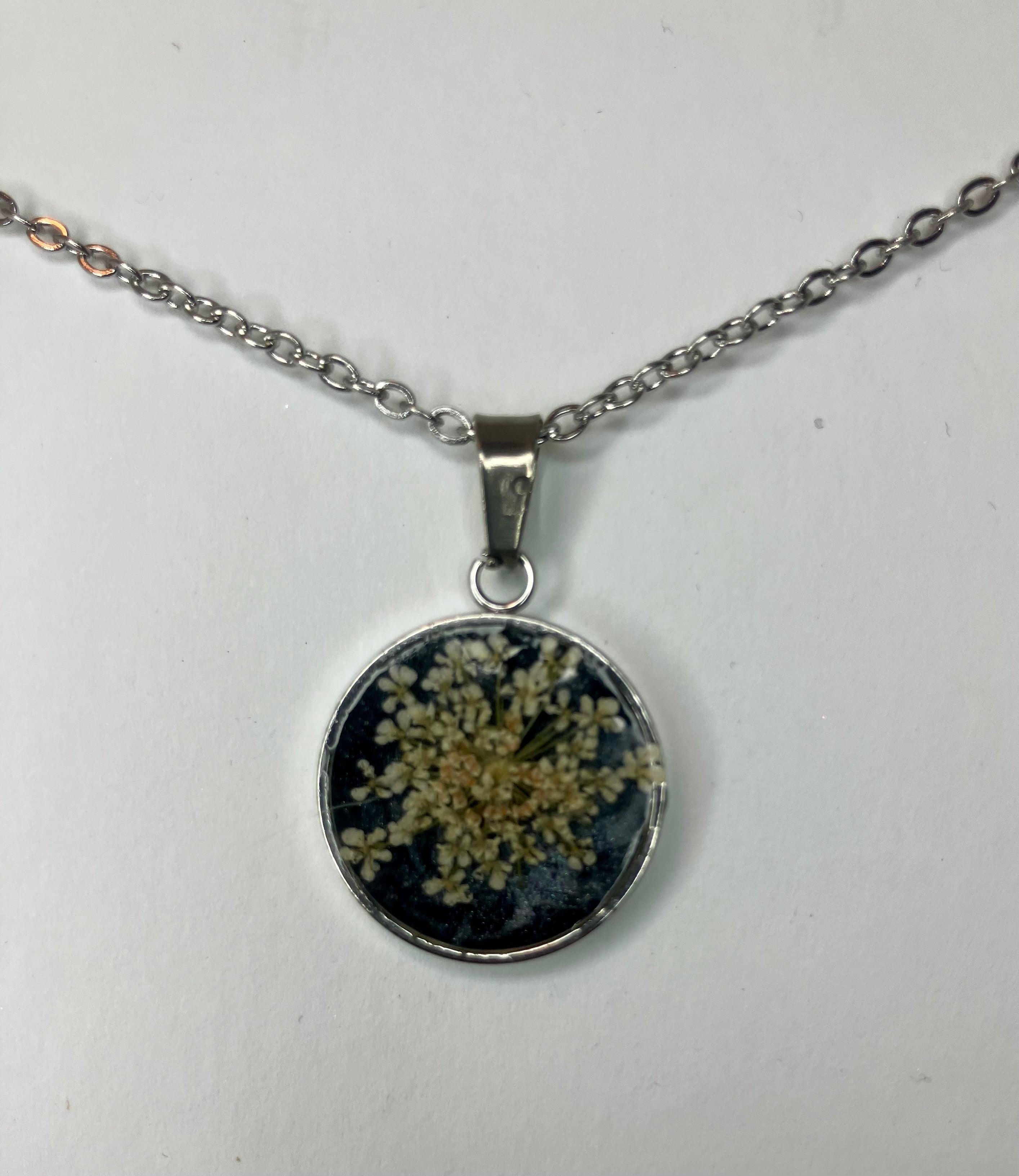 Dried flowers in resin jewelry