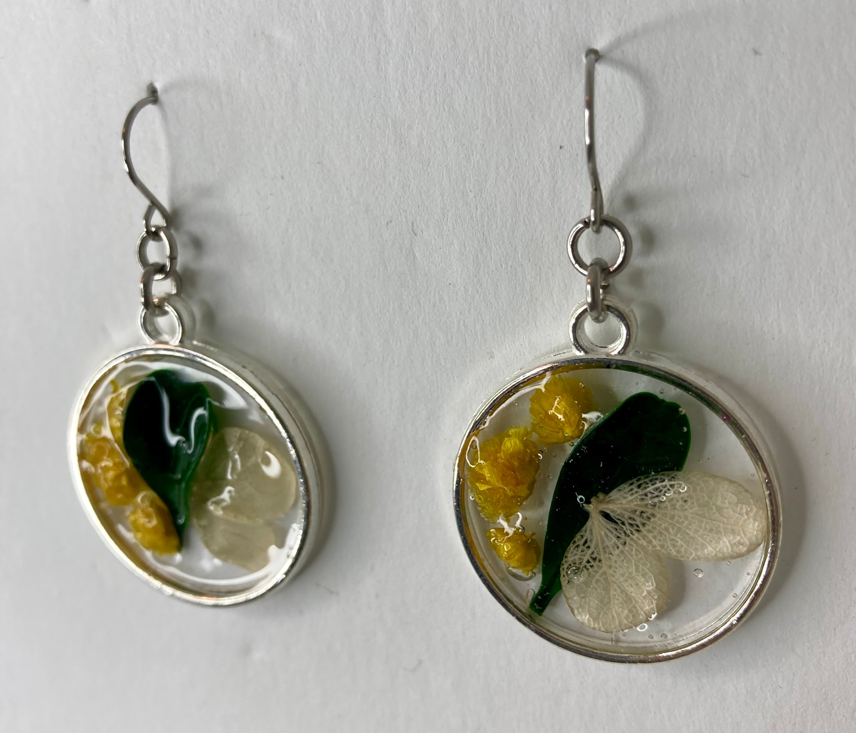 Dried flowers in resin jewelry
