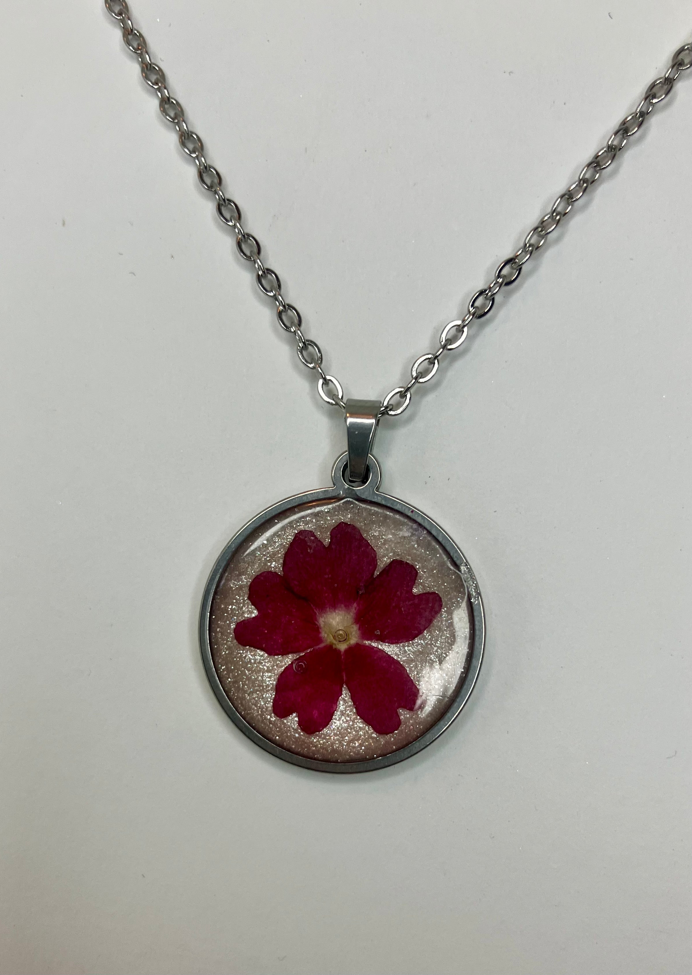 Dried flowers in resin jewelry