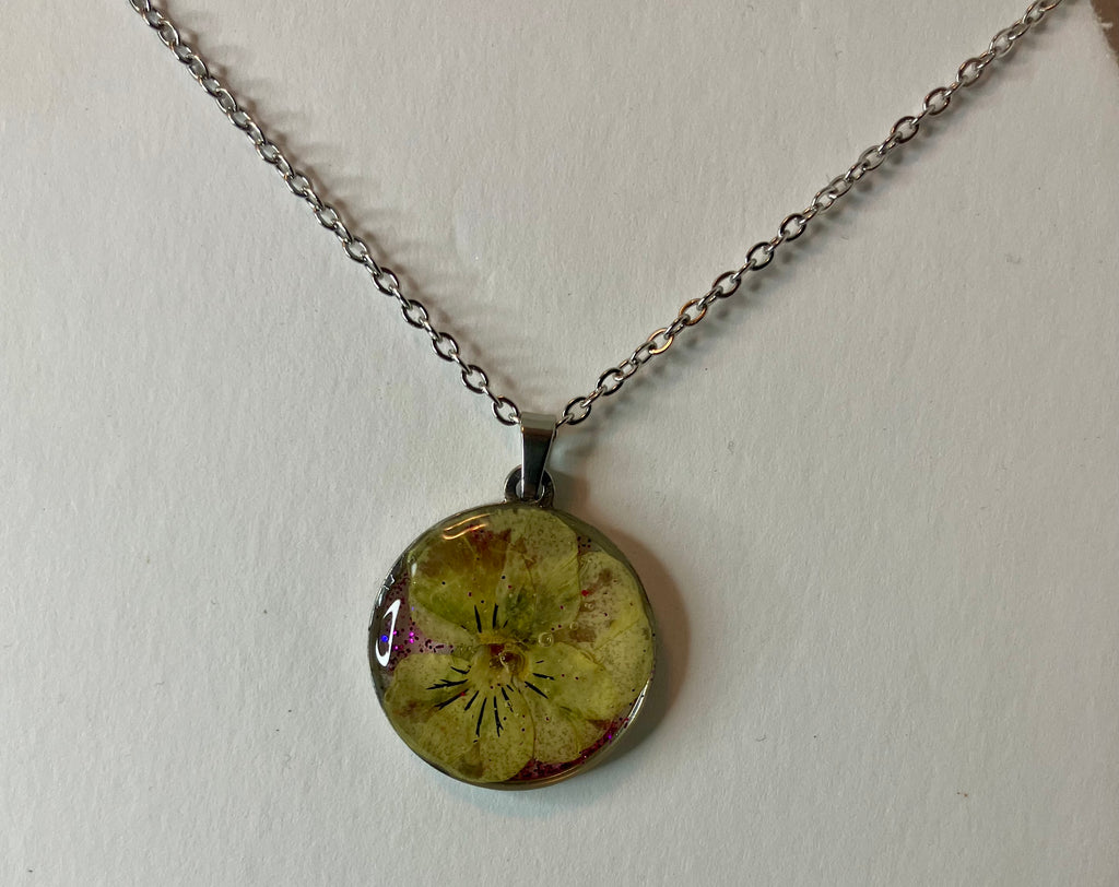 Dried flowers in resin jewelry