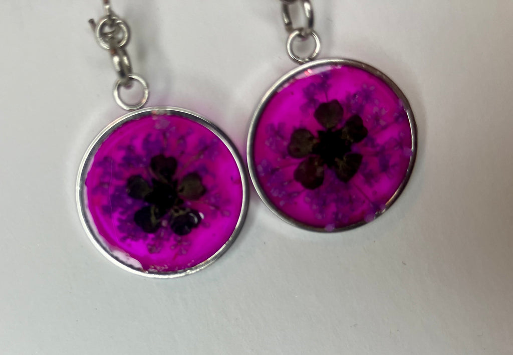 Dried flowers in resin jewelry