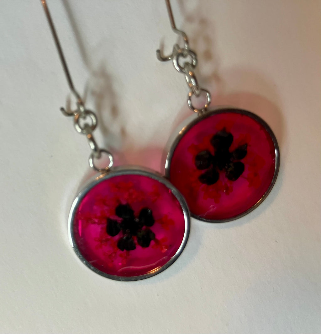 Dried flowers in resin jewelry