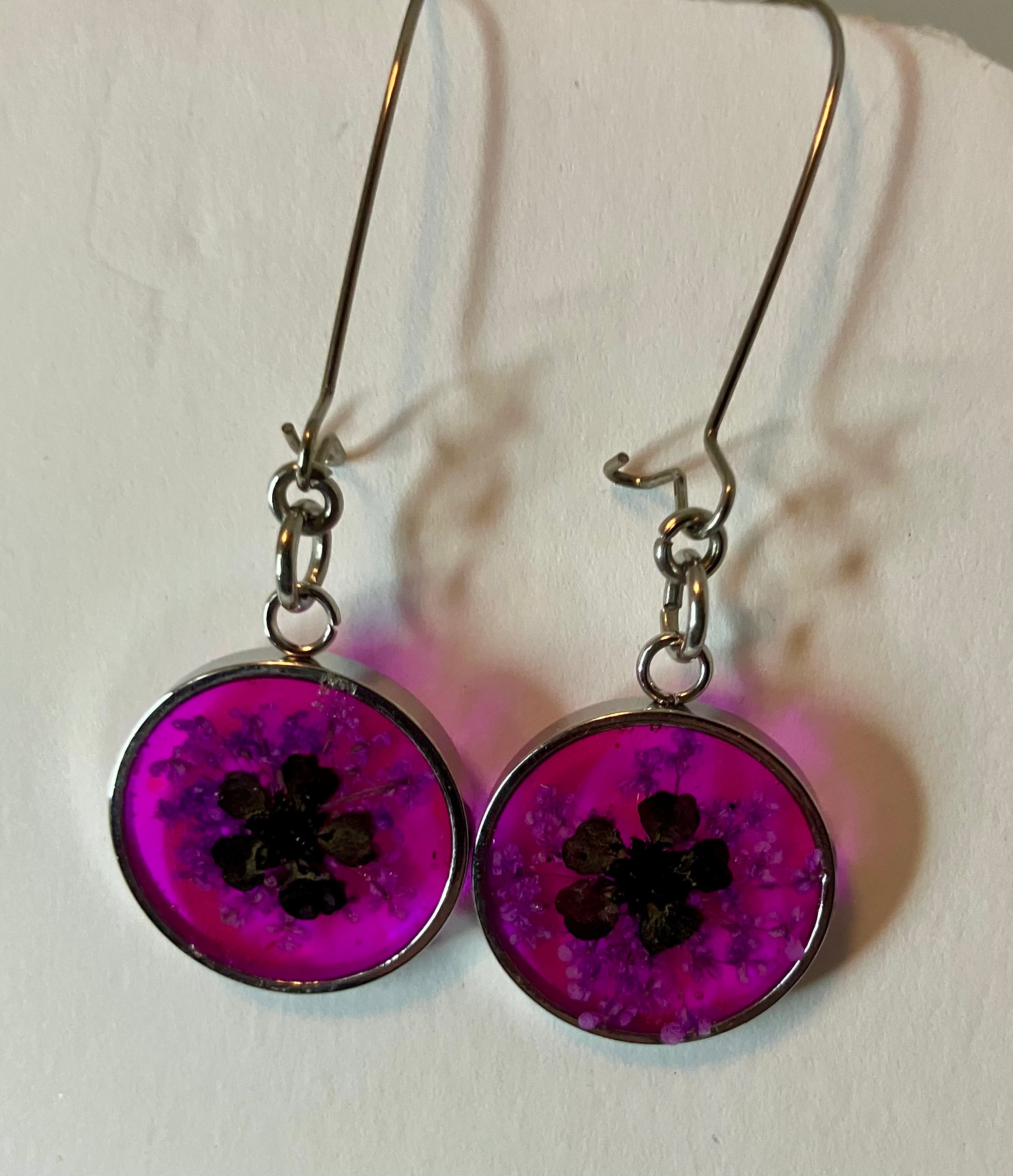 Dried flowers in resin jewelry