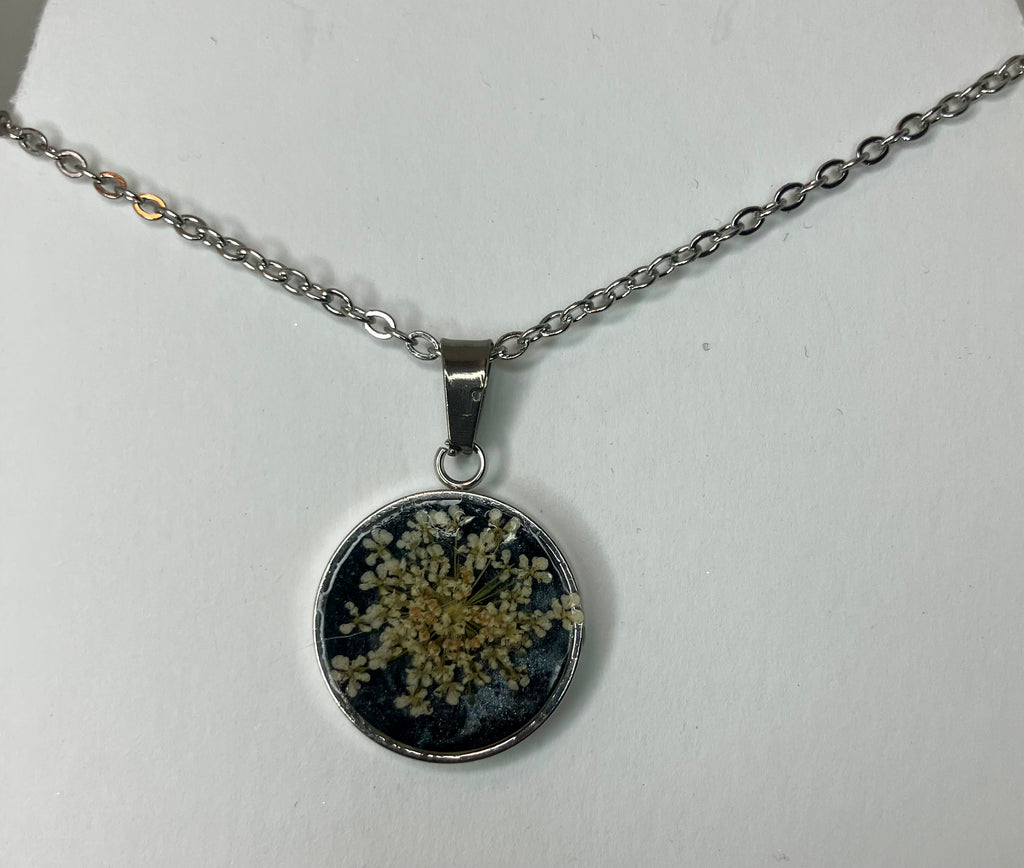 Dried flowers in resin jewelry
