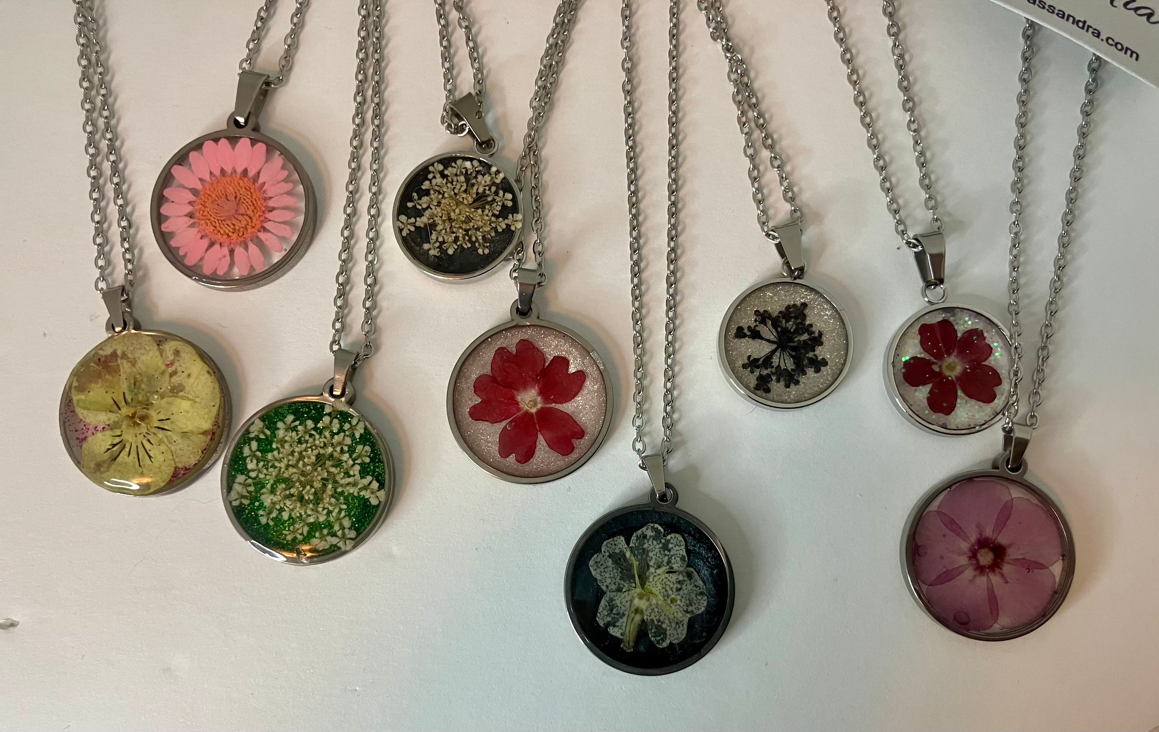 Dried flowers in resin jewelry