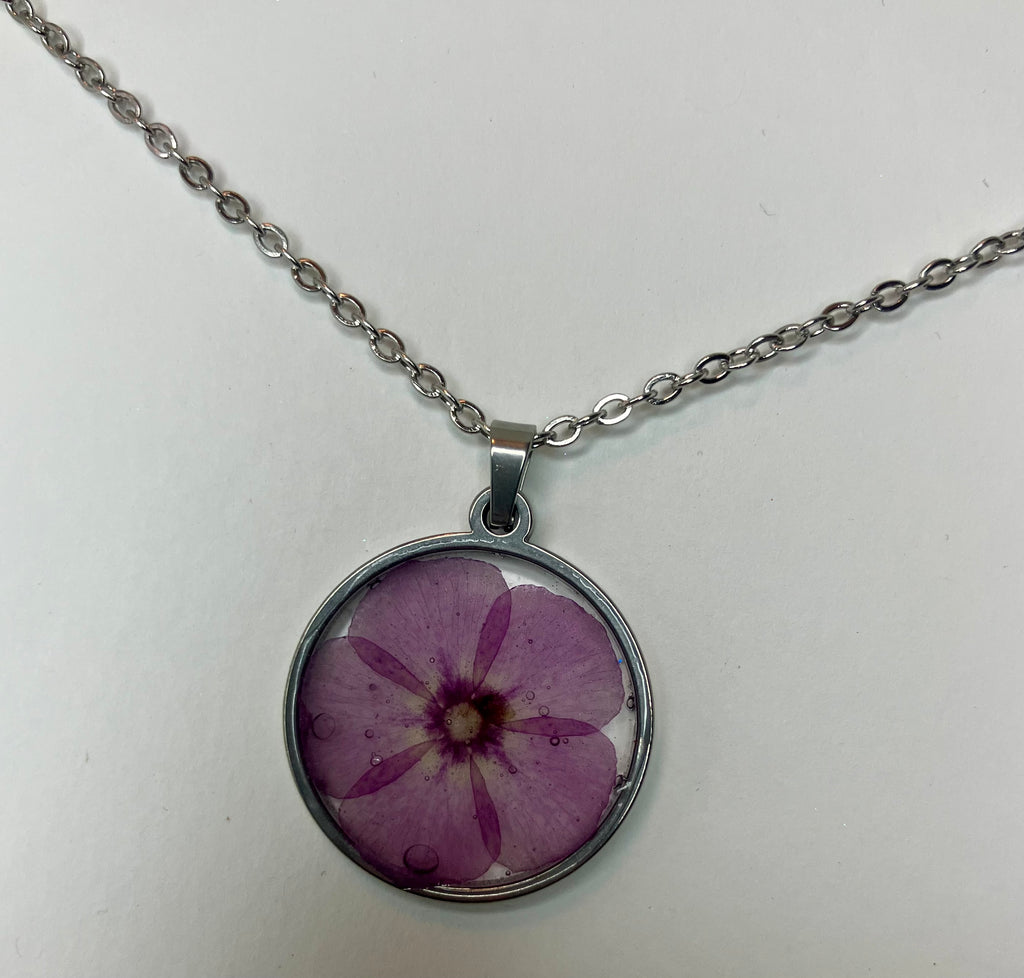 Dried flowers in resin jewelry