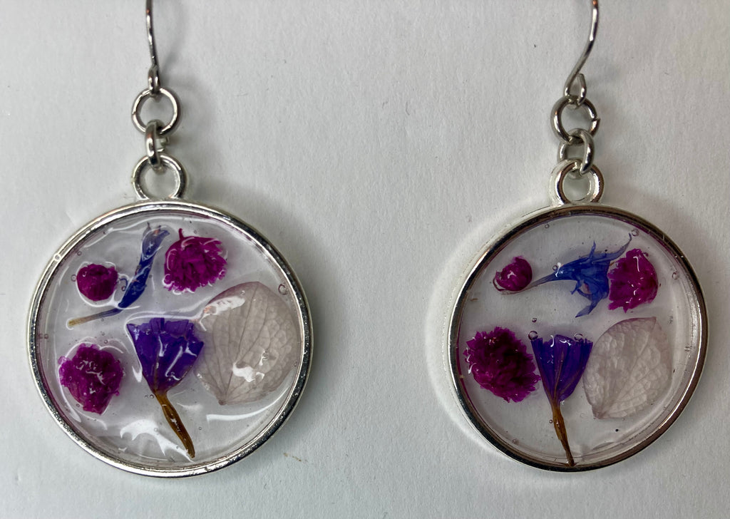 Dried flowers in resin jewelry
