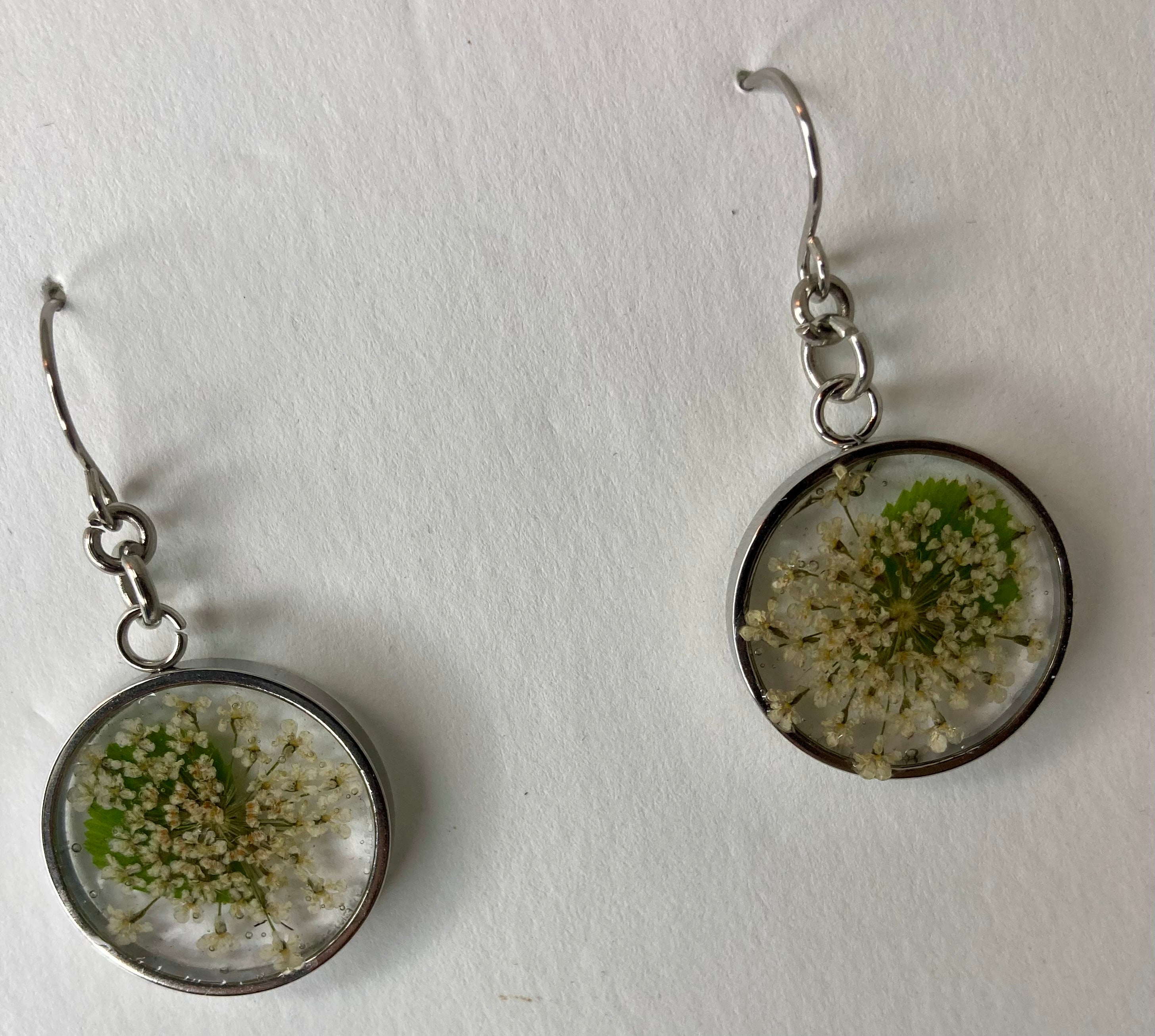 Dried flowers in resin jewelry