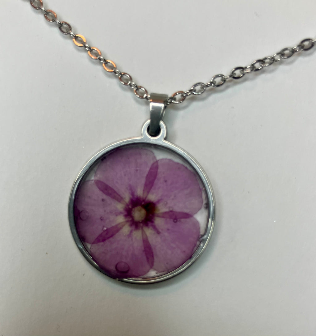 Dried flowers in resin jewelry