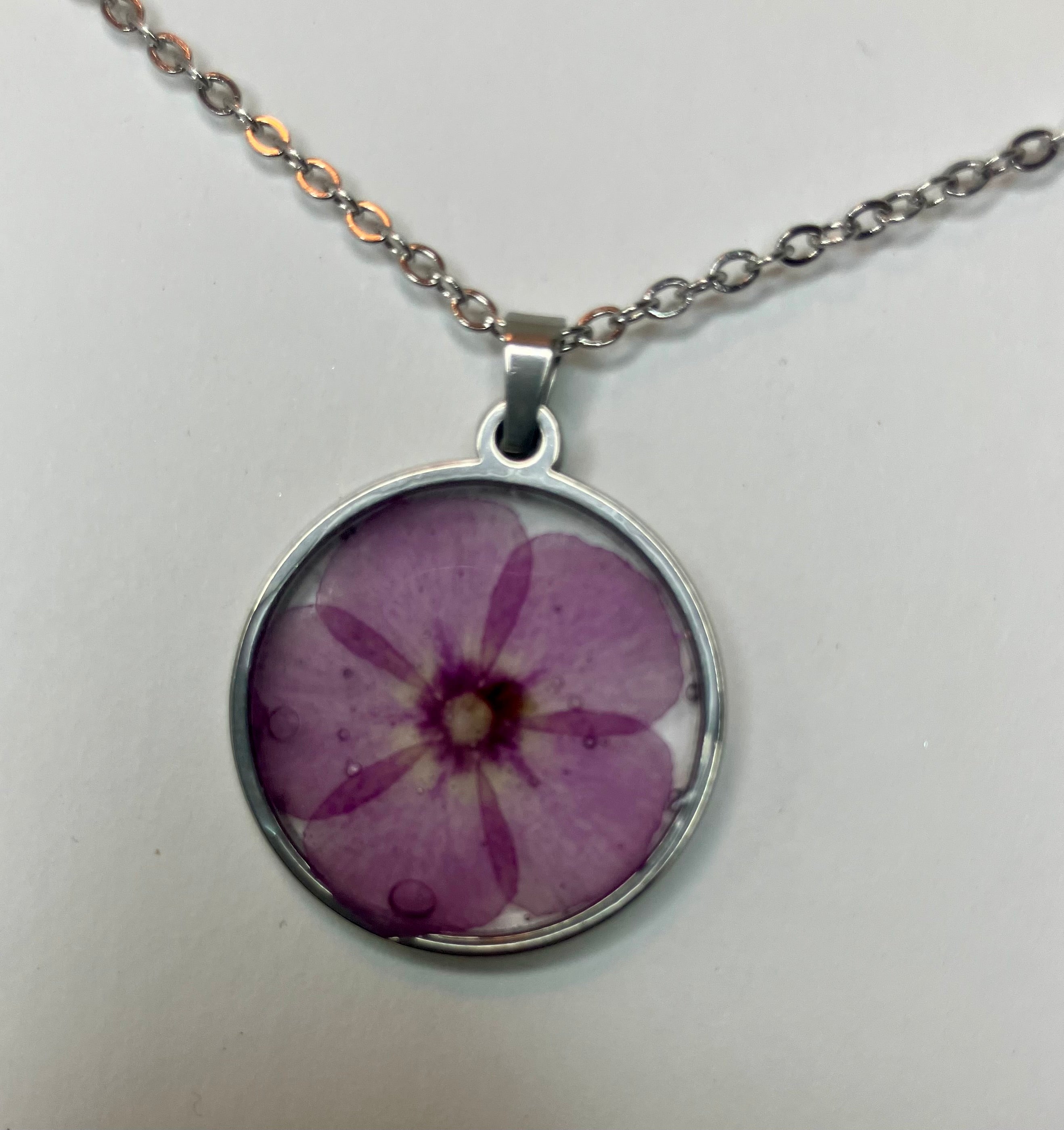 Dried flowers in resin jewelry
