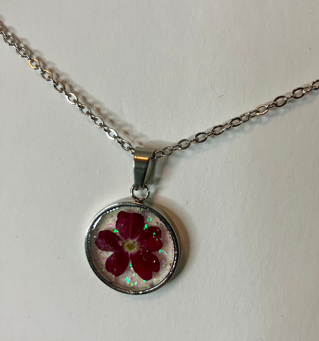 Dried flowers in resin jewelry