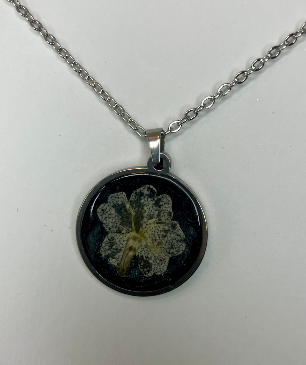 Dried flowers in resin jewelry