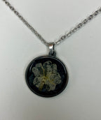 Dried flowers in resin jewelry
