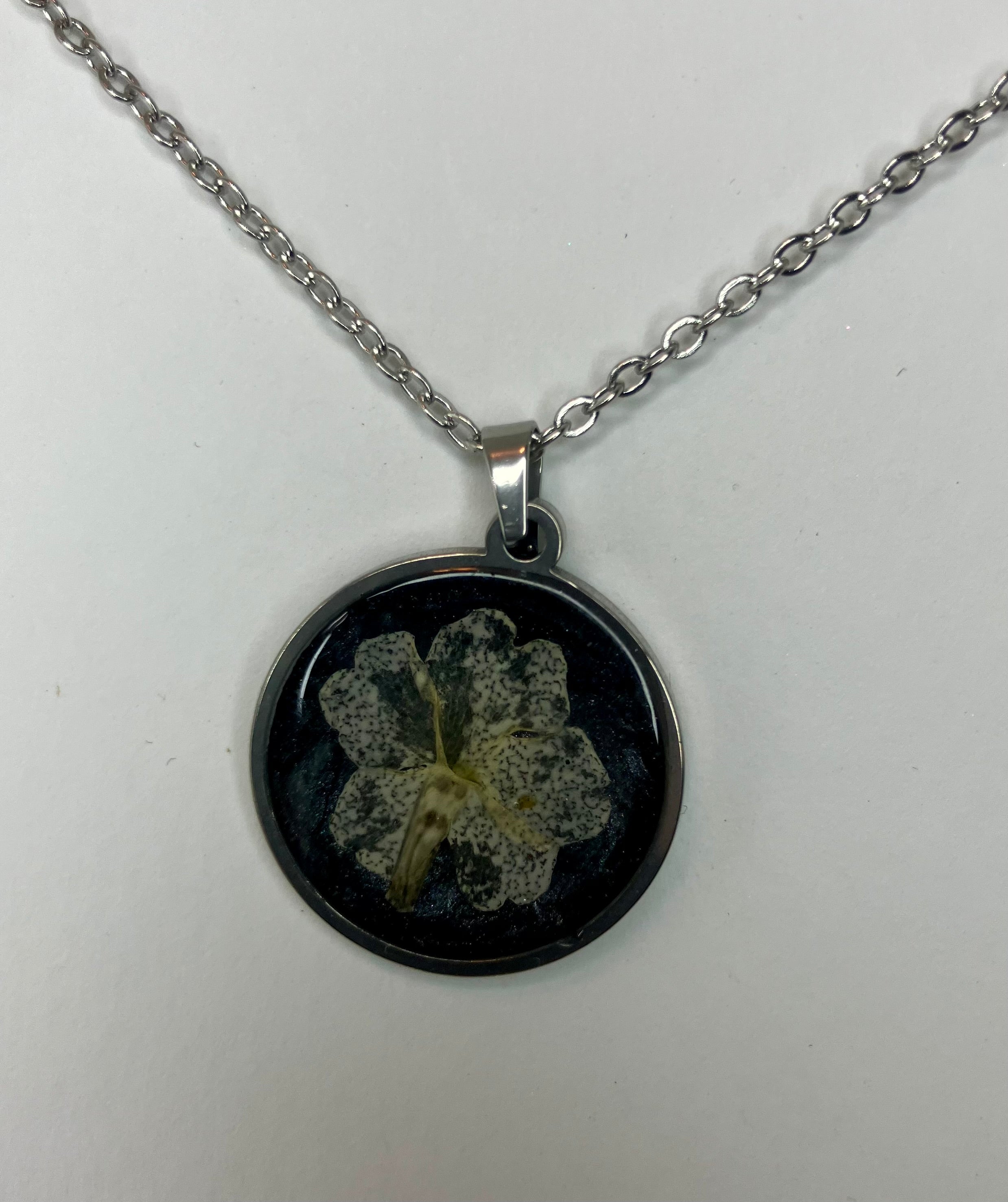 Dried flowers in resin jewelry
