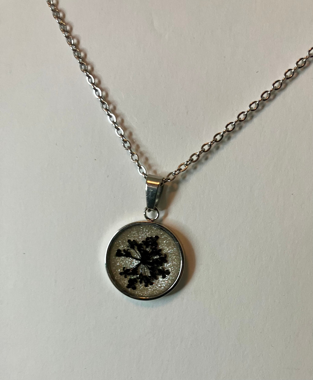 Dried flowers in resin jewelry