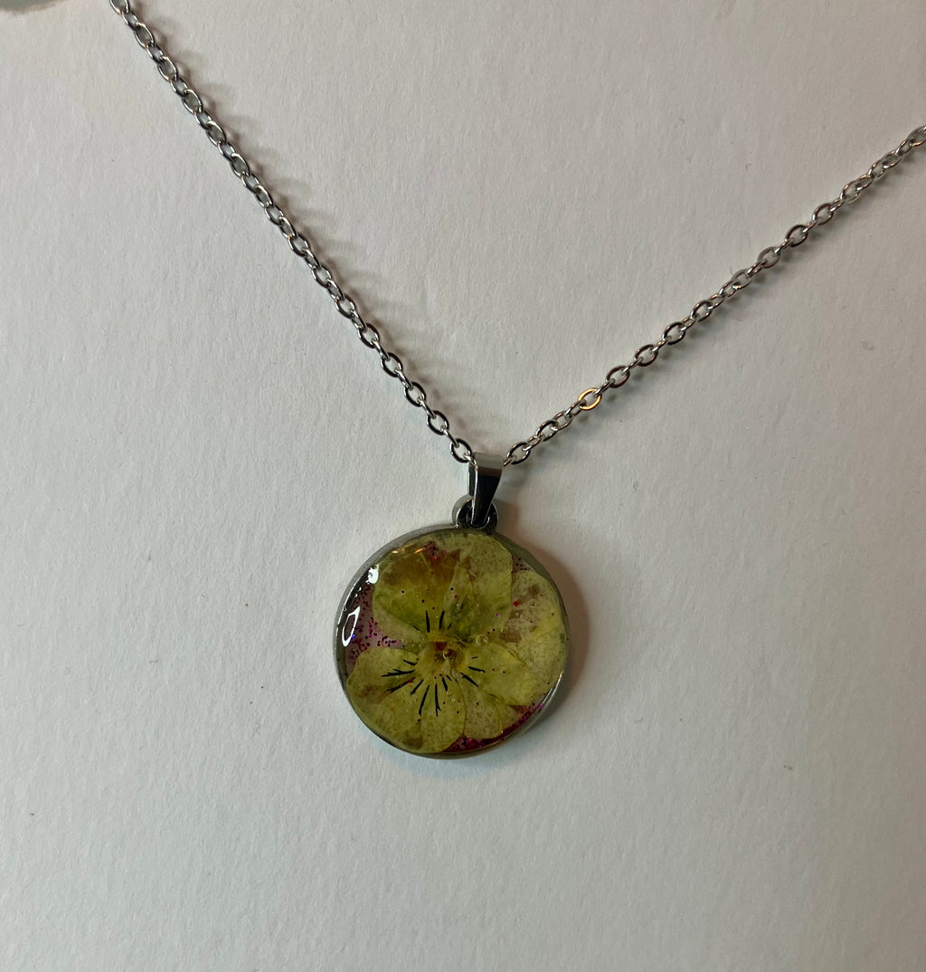 Dried flowers in resin jewelry
