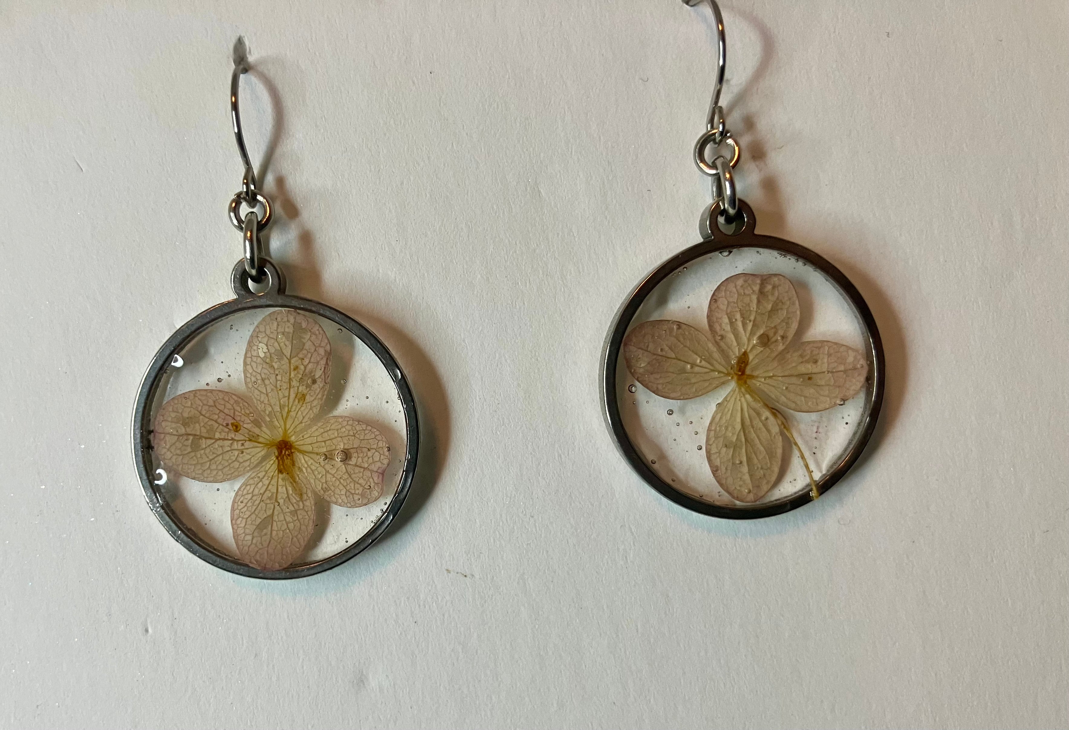 Dried flowers in resin jewelry