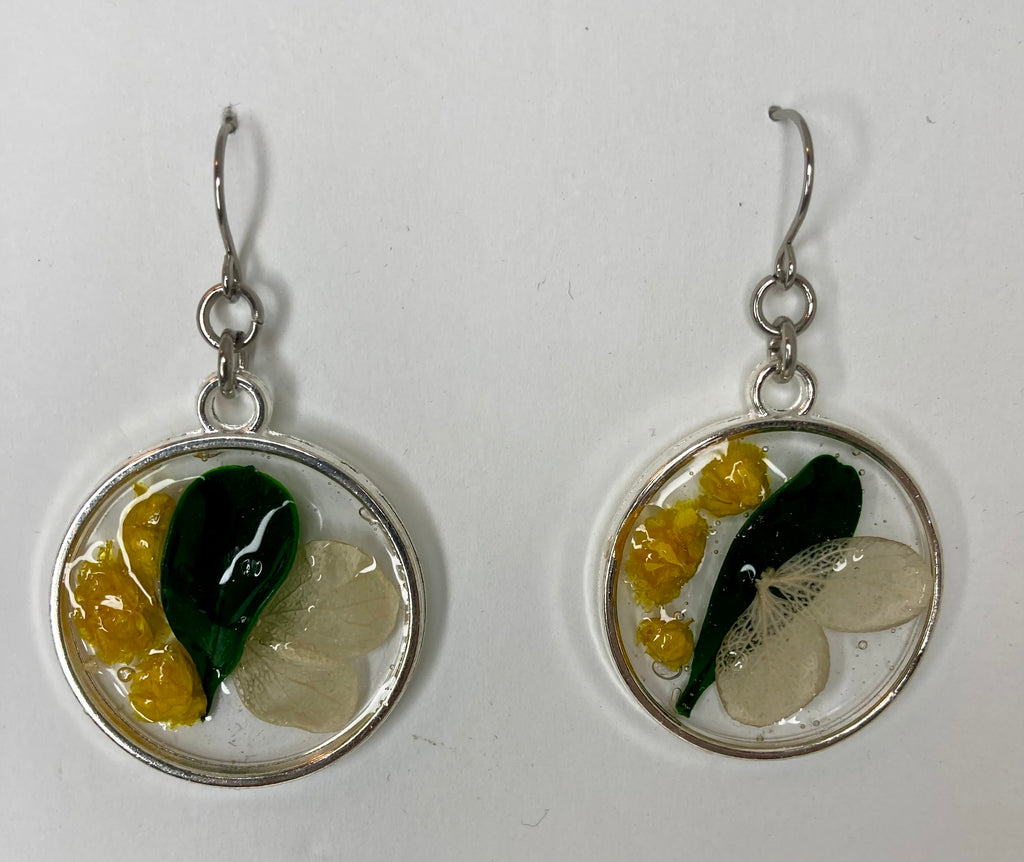 Dried flowers in resin jewelry