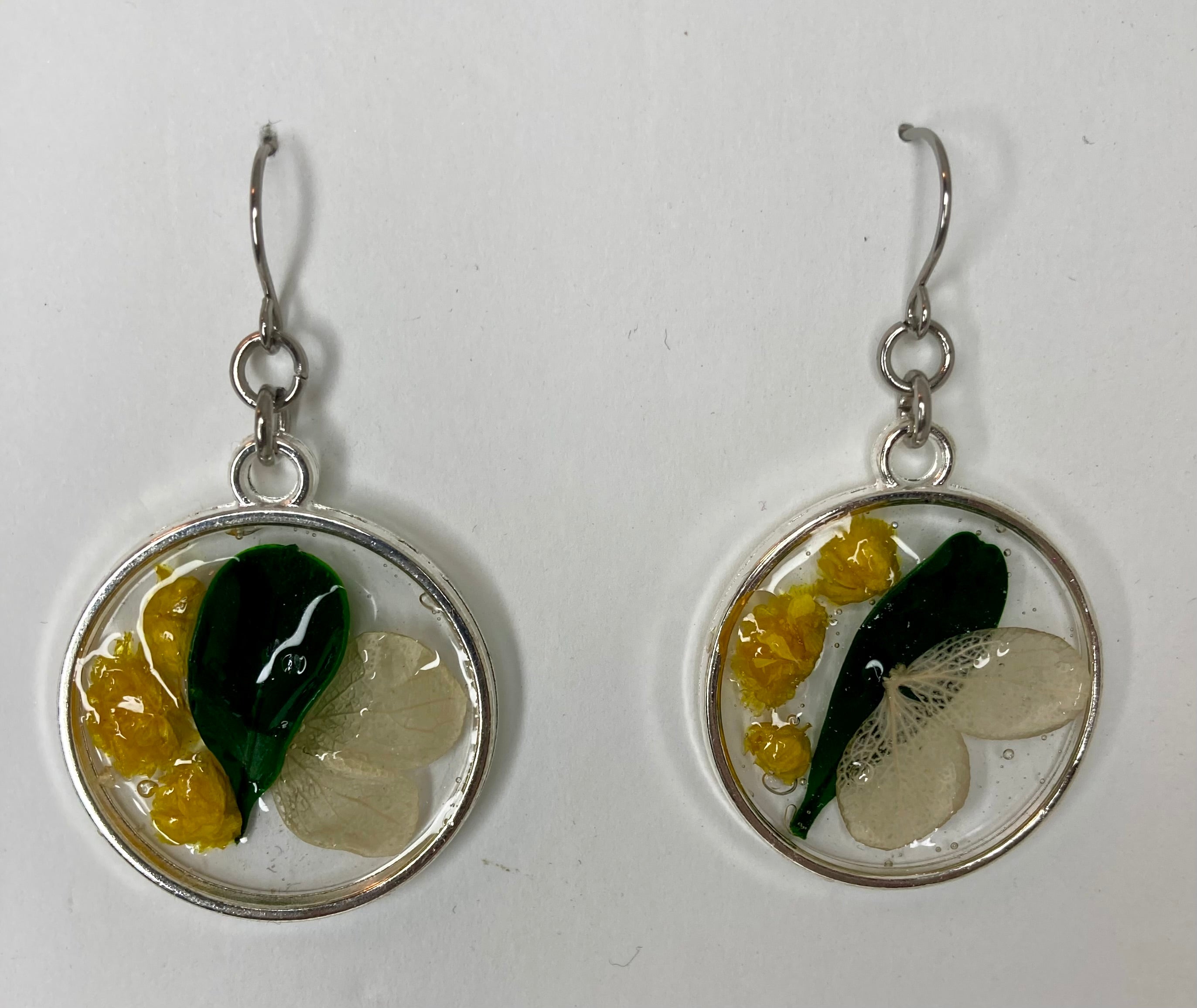 Dried flowers in resin jewelry