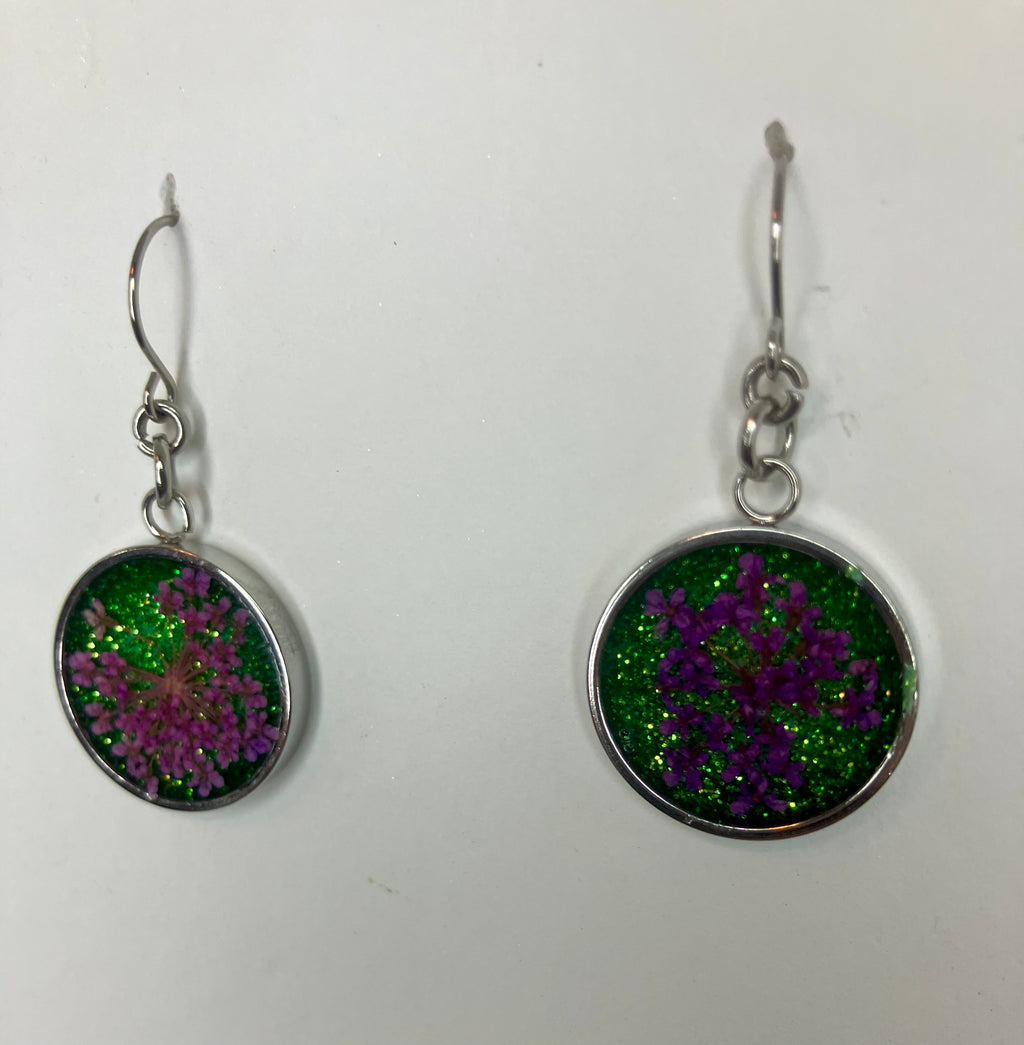 Dried flowers in resin jewelry