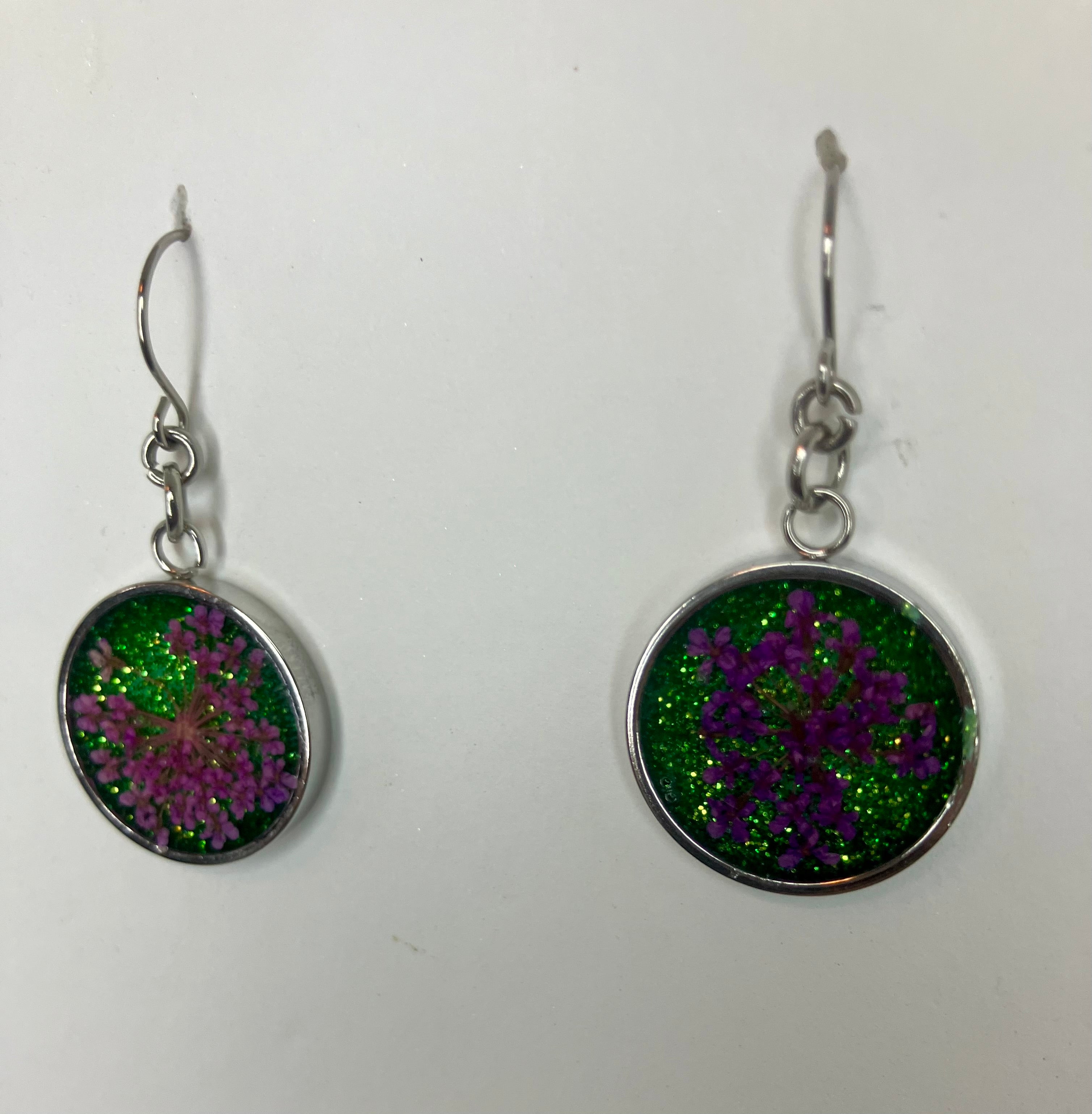 Dried flowers in resin jewelry