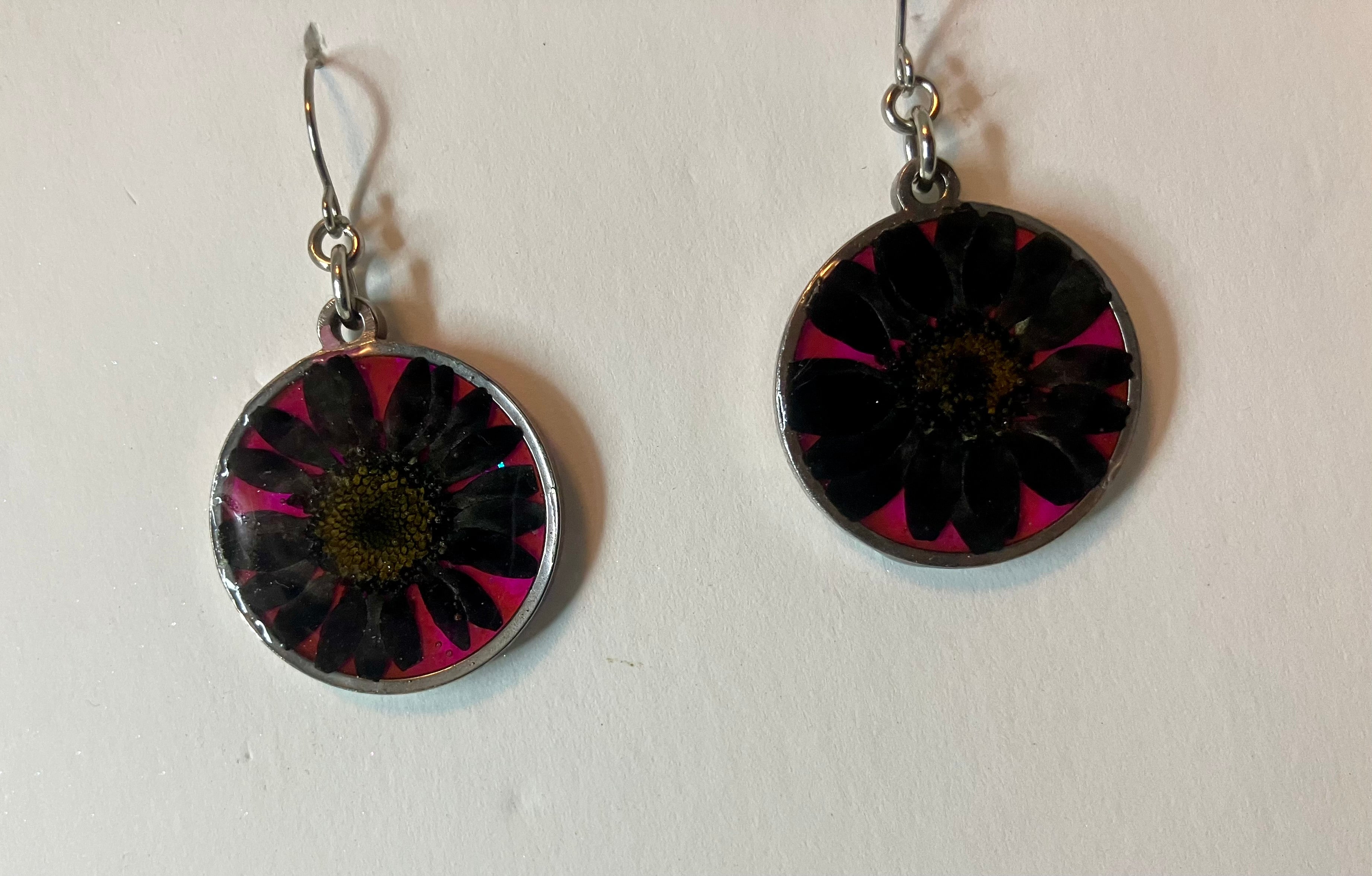 Dried flowers in resin jewelry