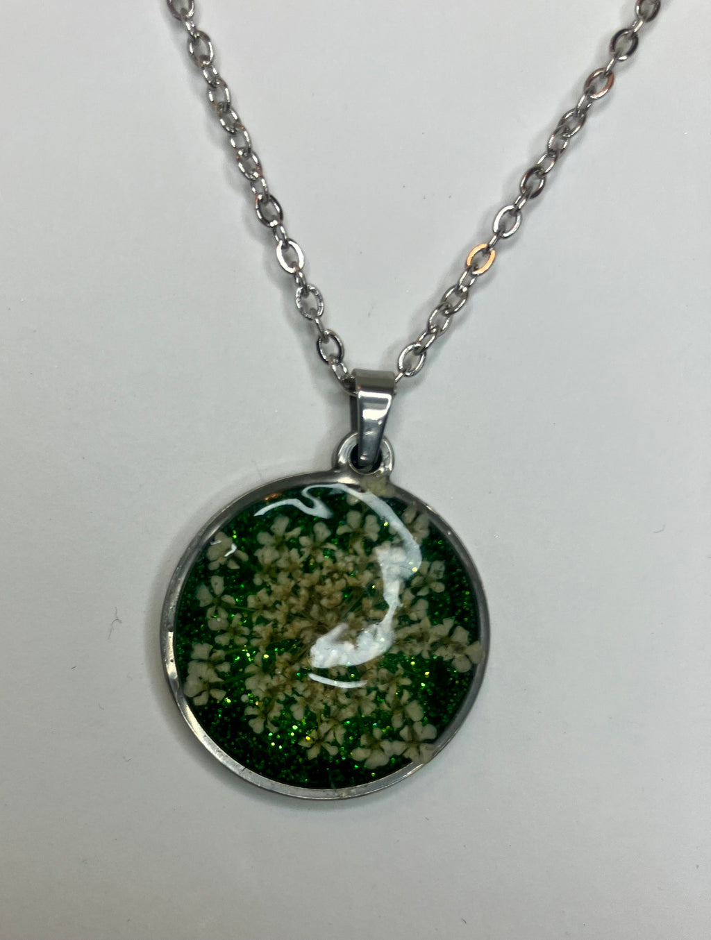 Dried flowers in resin jewelry