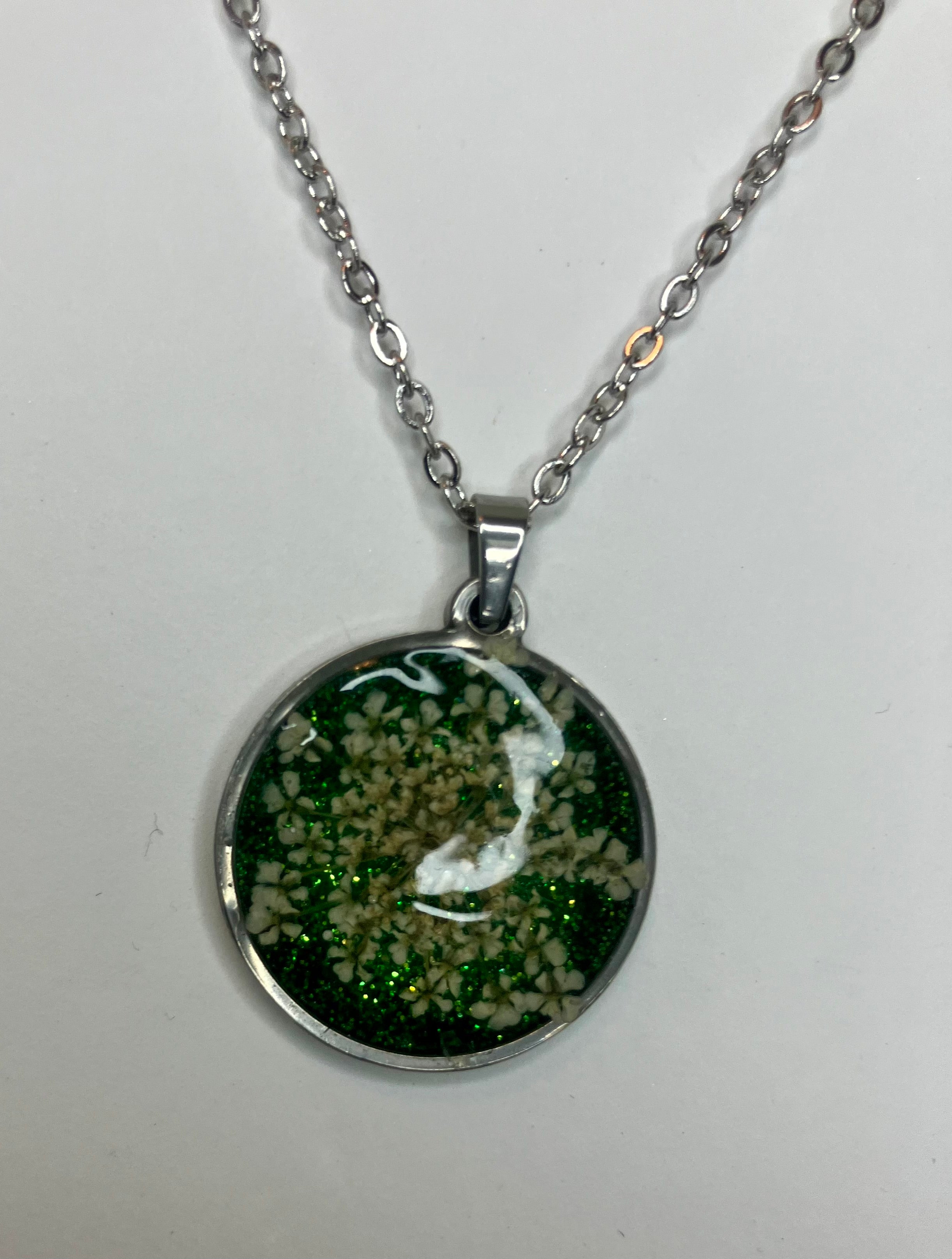 Dried flowers in resin jewelry