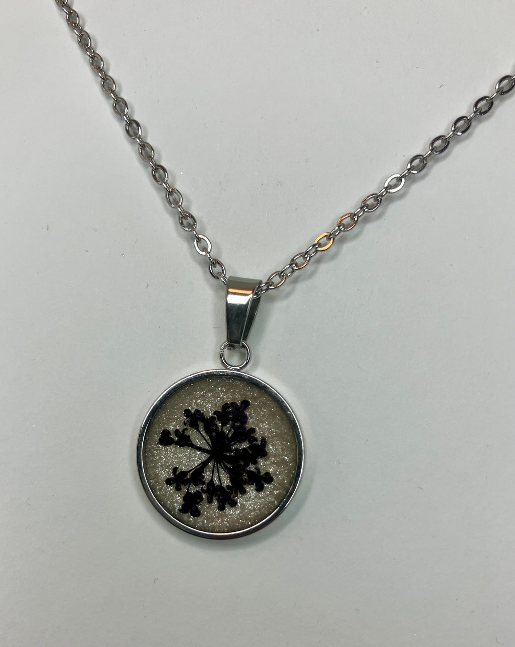 Dried flowers in resin jewelry