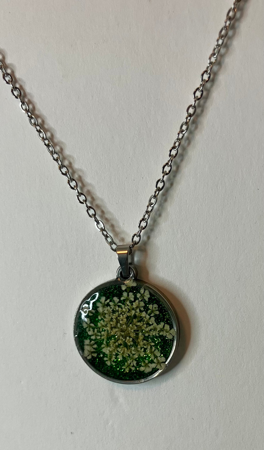 Dried flowers in resin jewelry