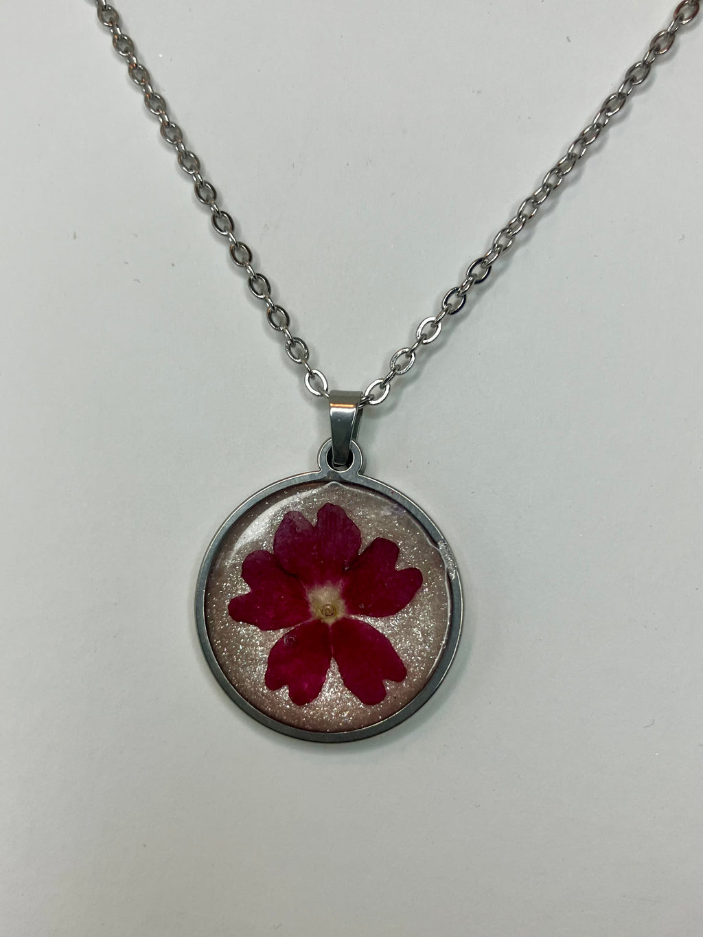 Dried flowers in resin jewelry
