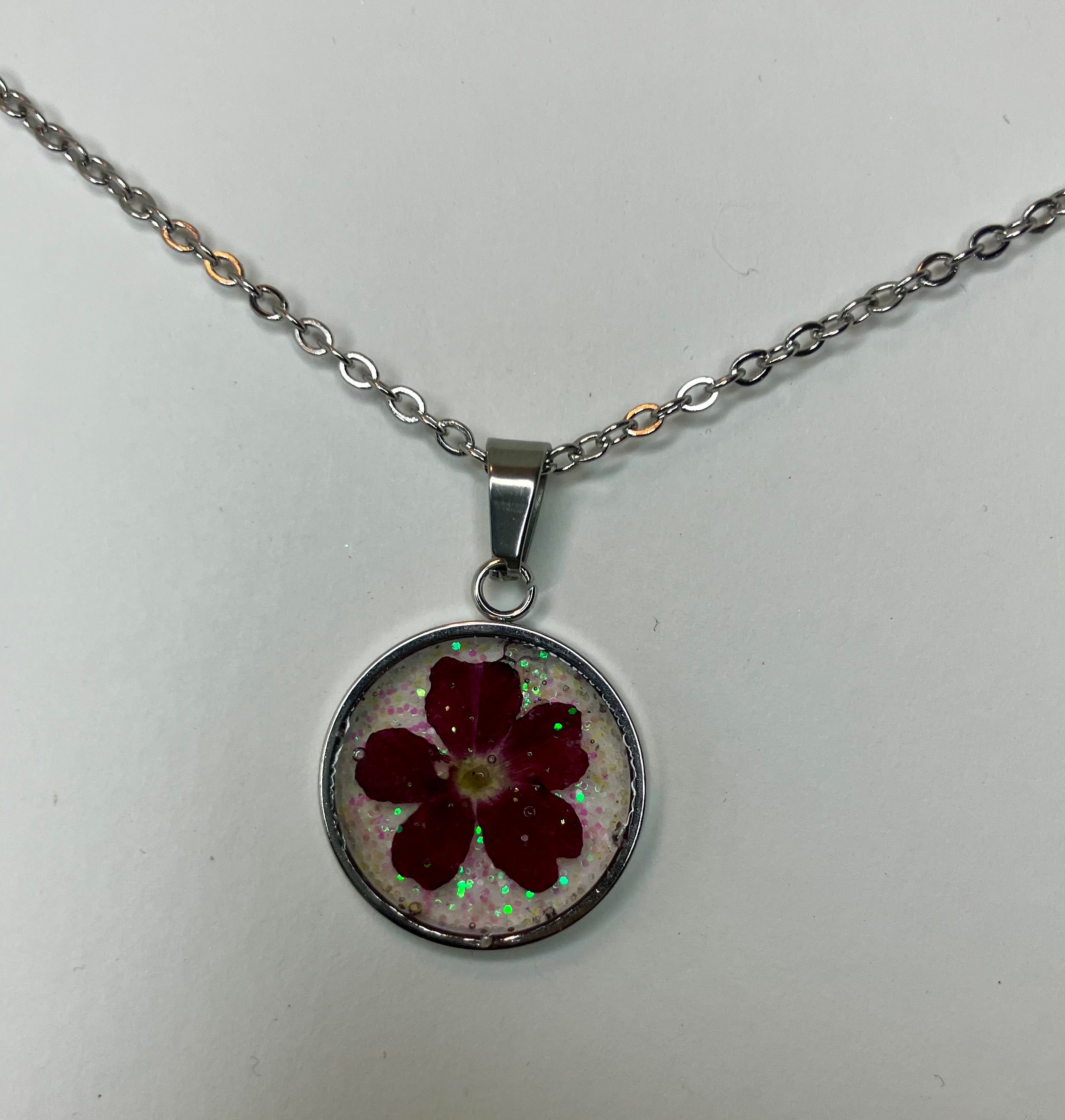 Dried flowers in resin jewelry