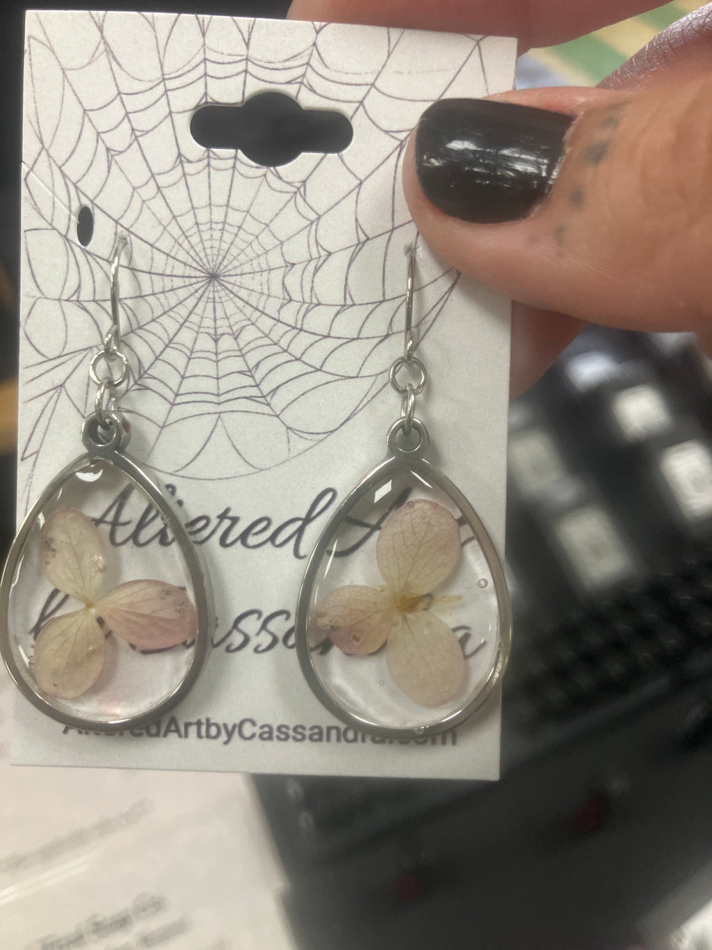 Dried flowers in resin jewelry