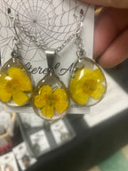 Dried flowers in resin jewelry