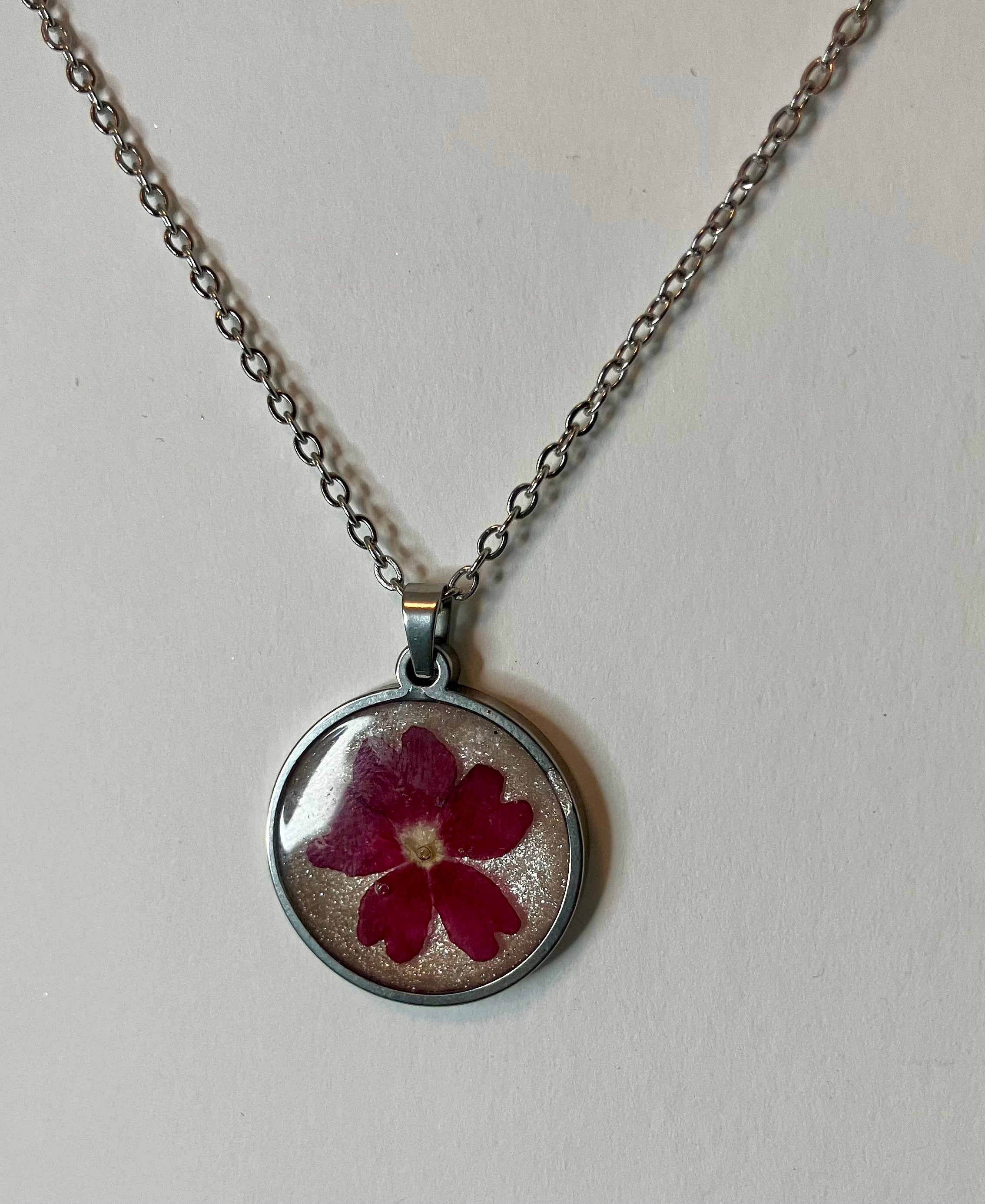 Dried flowers in resin jewelry