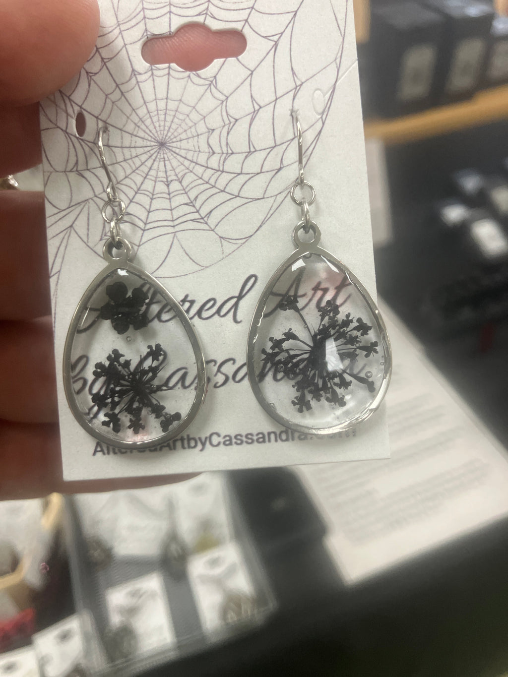 Dried flowers in resin jewelry