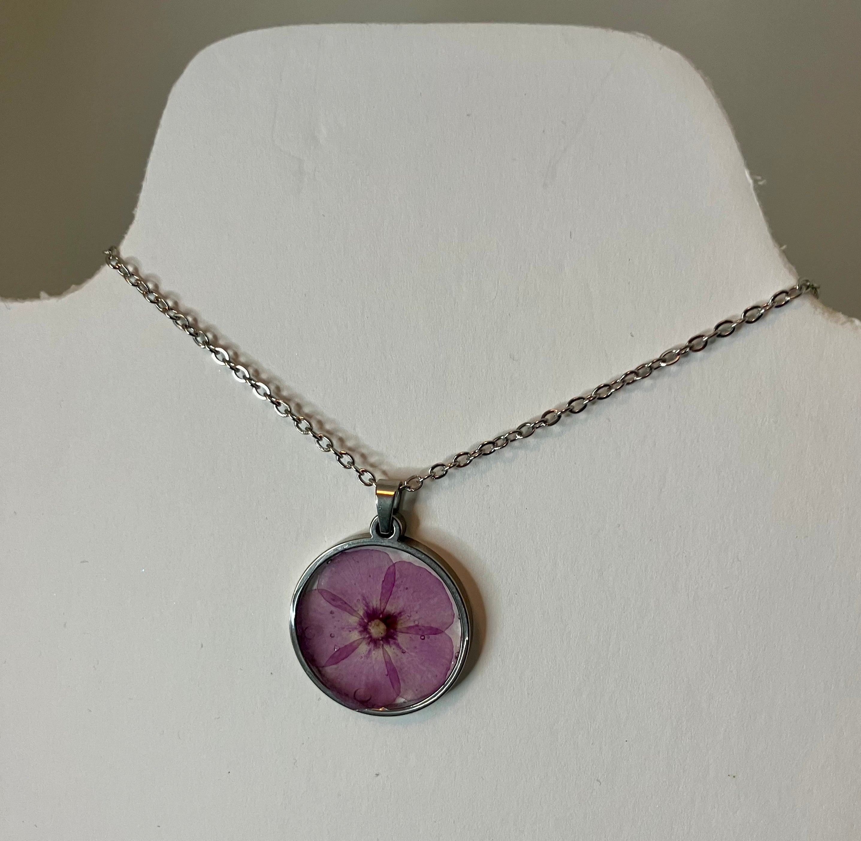 Dried flowers in resin jewelry