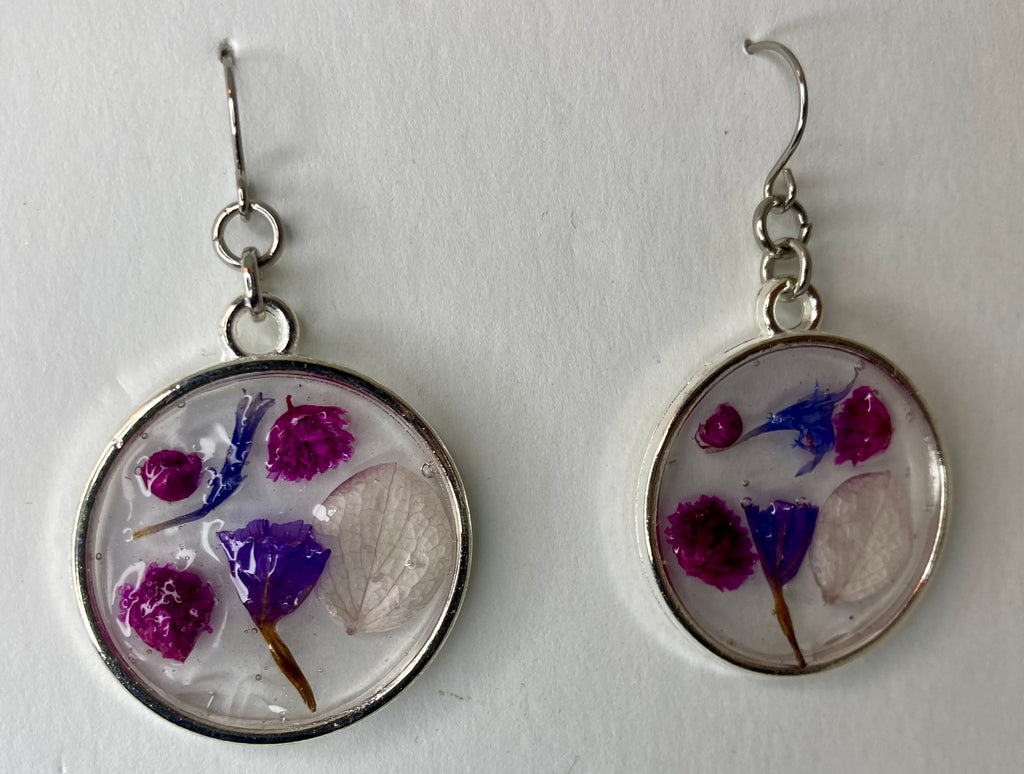 Dried flowers in resin jewelry