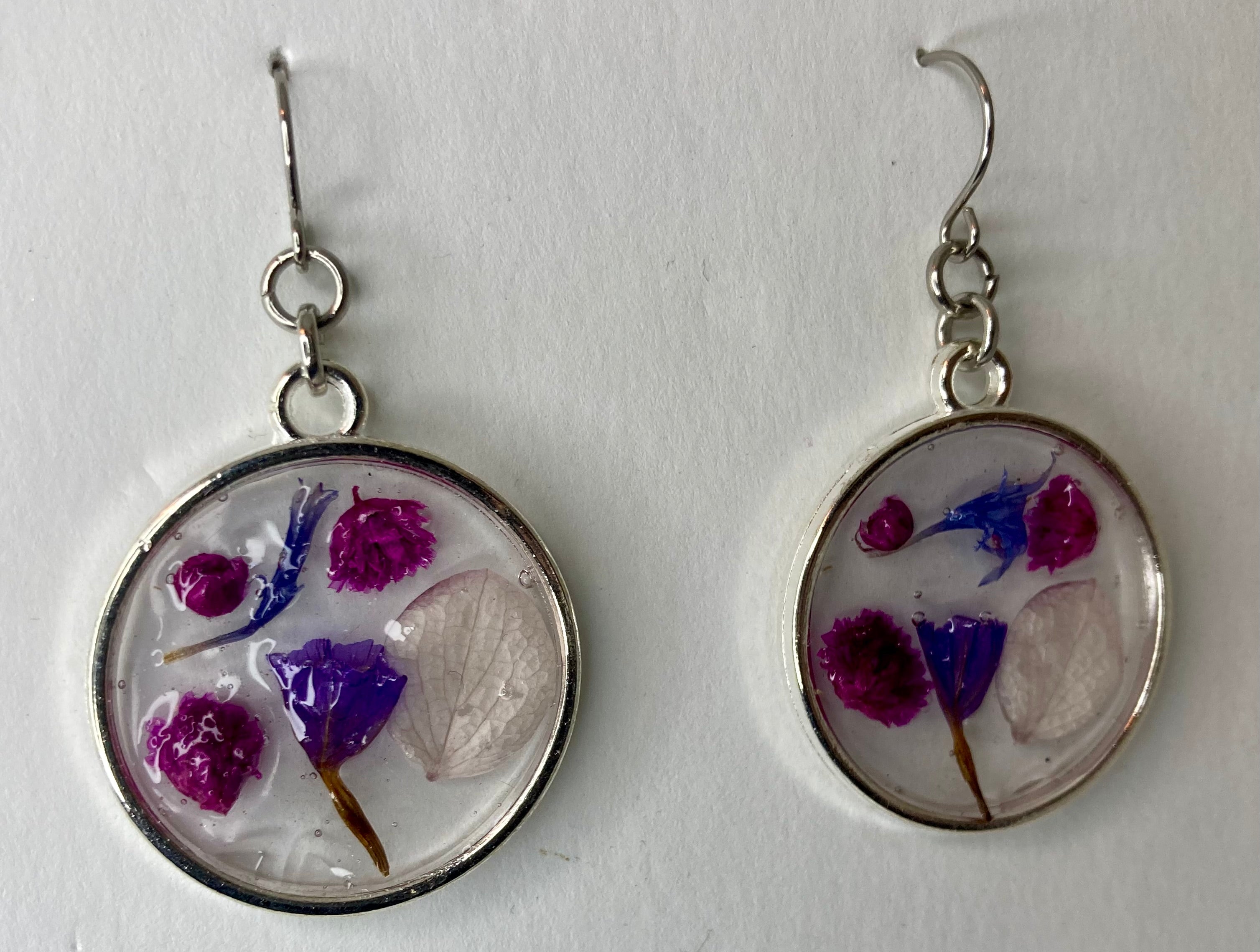 Dried flowers in resin jewelry